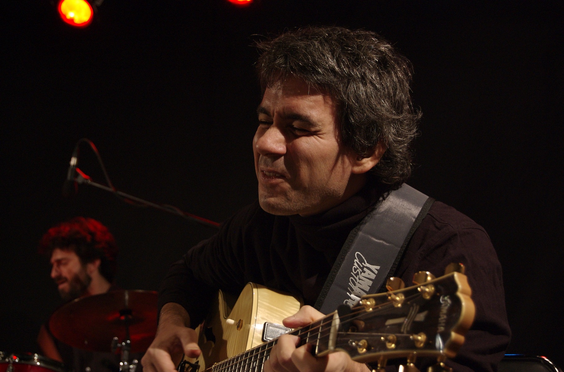 Dan Rochlis in live performance with guitar