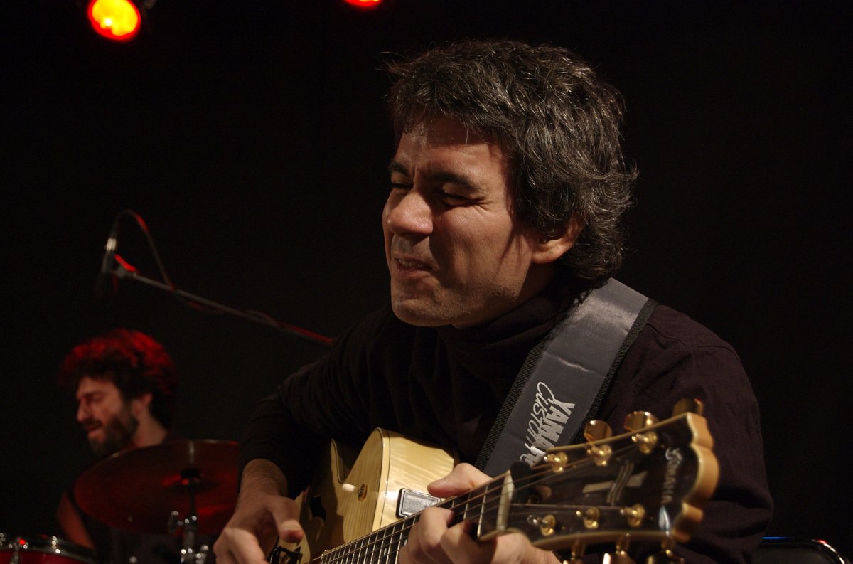 Dan Rochlis playing guitar