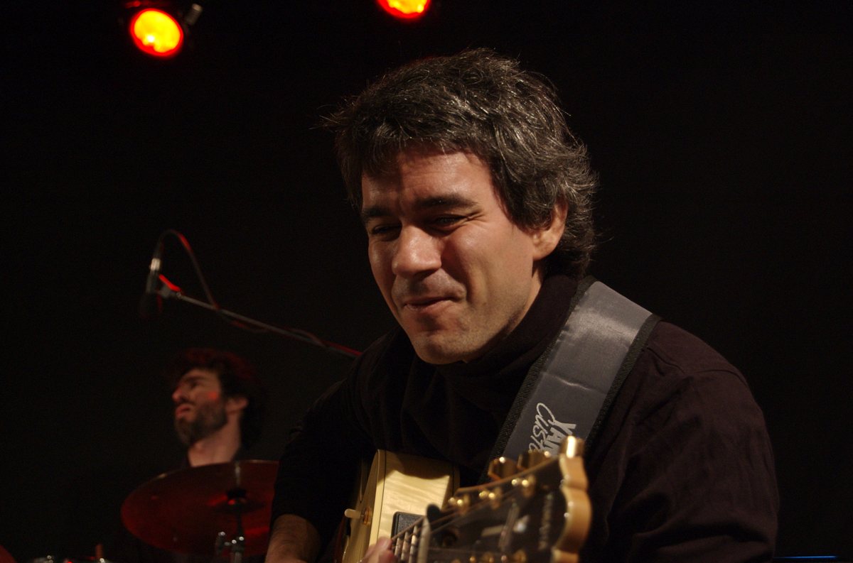 Dan Rochlis playing guitar